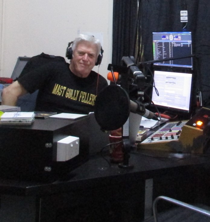 Maestro on the mic wearing Mast Gully Fellers shirt